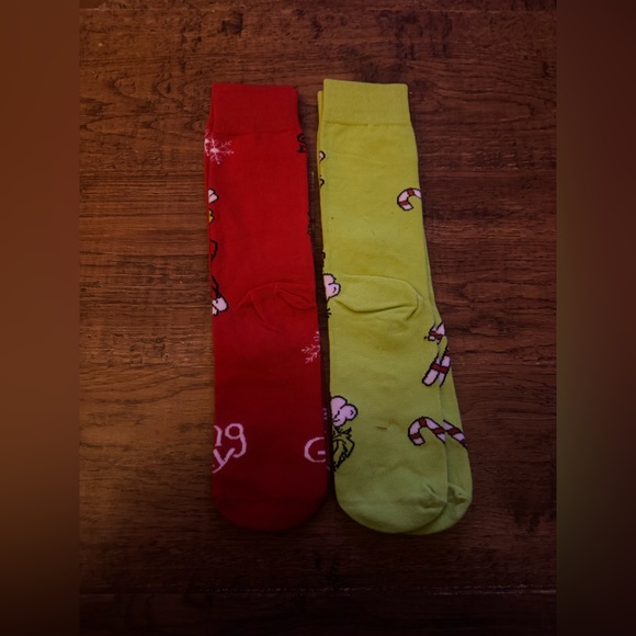 Grinch socks NEW women’s 9-11 - Picture 2 of 3